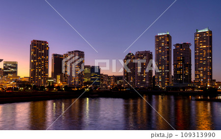 横浜みなとみらいのマンション群　夕暮れ　2023 109313990