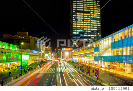 群衆で溢れる新宿駅　2023 109313991