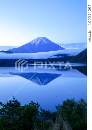 本栖湖の逆さ富士 山梨県 本栖湖の逆さ富士 山梨県 109314007
