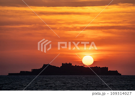長崎県/ 夕陽に浮かび上がる軍艦島（端島）シルエット 109314027