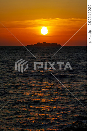 長崎県/ 夕陽に浮かび上がる軍艦島(端島)シルエット 長崎県/ 夕陽に浮かび上がる軍艦島(端島)シルエット 109314029