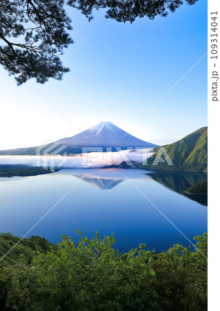 本栖湖の岡田紅陽の逆さ富士　山梨県 109314041