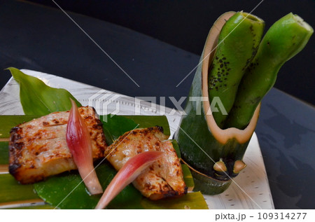 竹の器に盛りつけられた魚の焼き物 竹の器に盛りつけられた魚の焼き物 109314277