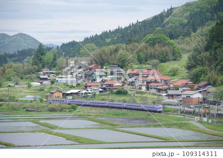 特急やくも号381系(スーパーやくも色) 伯備線 上石見付近 水田 特急やくも号381系(スーパーやくも色) 伯備線 上石見付近 水田 109314311