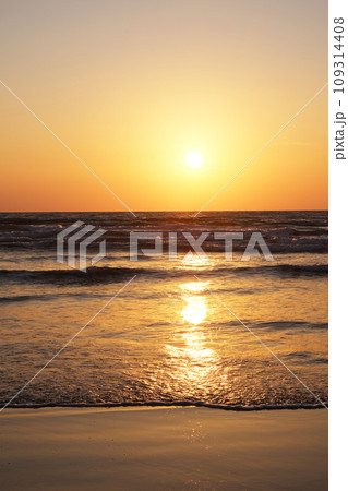 波打ちぎわと夕陽の光の風景、出雲の稲佐の浜 波打ちぎわと夕陽の光の風景、出雲の稲佐の浜 109314408