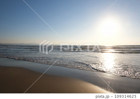 美しい夕方の波打ち際の風景、出雲の稲佐の浜、三瓶山 美しい夕方の波打ち際の風景、出雲の稲佐の浜、三瓶山 109314625