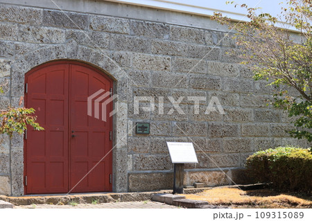 レトロな大谷石づくりの建物 109315089