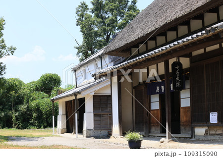 移築されたレトロな古民家の並ぶ風景 109315090