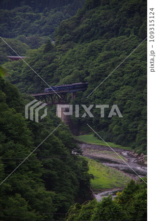 会津鉄道 大川第三橋梁俯瞰 DL大樹 会津若松試運転 会津鉄道 大川第三橋梁俯瞰 DL大樹 会津若松試運転 109315124
