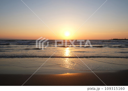 波打ちぎわと夕陽の光の風景、出雲の稲佐の浜 波打ちぎわと夕陽の光の風景、出雲の稲佐の浜 109315160