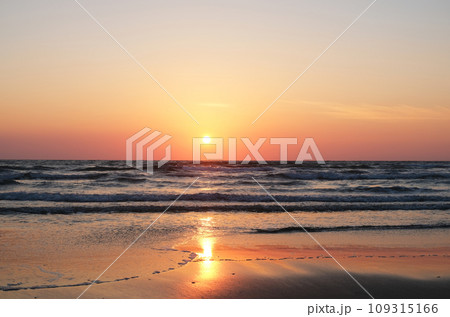 美しい海と夕陽の風景、出雲の稲佐の浜 美しい海と夕陽の風景、出雲の稲佐の浜 109315166