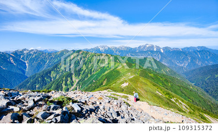 夏の爺ヶ岳登山（爺ヶ岳南峰から剱岳・立山方面の眺め） 109315372