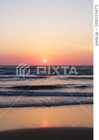 美しい夕暮れの海と夕陽の風景、日没、稲佐の浜 美しい夕暮れの海と夕陽の風景、日没、稲佐の浜 109315473