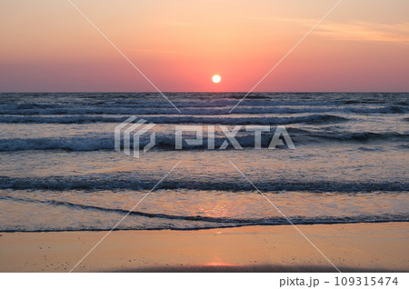 美しい夕暮れの海と夕陽の風景、日没、稲佐の浜 美しい夕暮れの海と夕陽の風景、日没、稲佐の浜 109315474