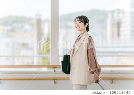 出張・転勤・旅行・人事異動をするビジネスウーマン(異動・新生活・引っ越し・上京・転居・支店) 出張・転勤・旅行・人事異動をするビジネスウーマン(異動・新生活・引っ越し・上京・転居・支店) 109315546