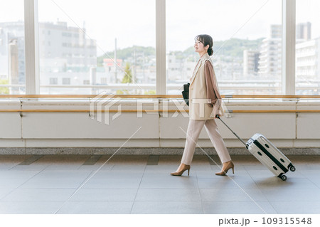 出張・転勤・旅行・人事異動をするビジネスウーマン（異動・新生活・引っ越し・上京・転居・支店） 109315548
