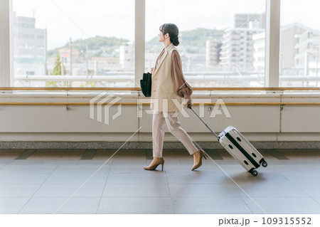 出張・転勤・旅行・人事異動をするビジネスウーマン（異動・新生活・引っ越し・上京・転居・支店） 109315552