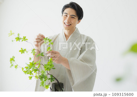 着物を着た男性 109315600