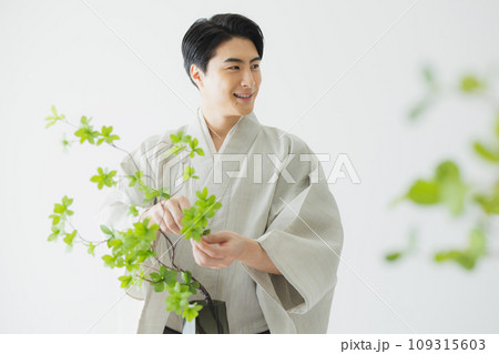 着物を着た男性 109315603