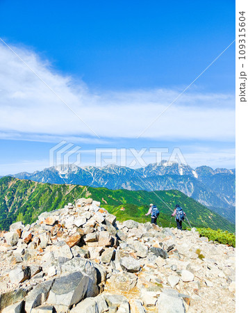 夏の爺ヶ岳登山（爺ヶ岳南峰から剱岳・立山方面の眺め） 109315604