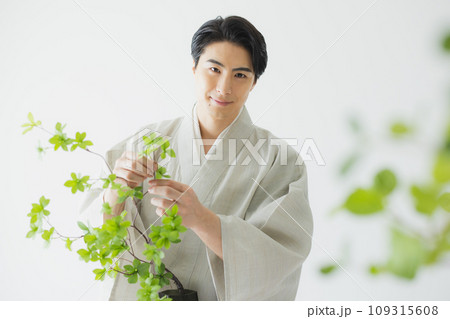 着物を着た男性 109315608