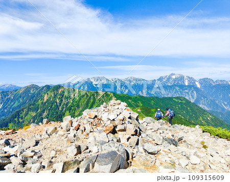 夏の爺ヶ岳登山(爺ヶ岳南峰から剱岳・立山方面の眺め) 夏の爺ヶ岳登山(爺ヶ岳南峰から剱岳・立山方面の眺め) 109315609