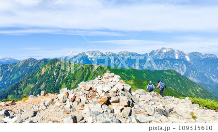 夏の爺ヶ岳登山（爺ヶ岳南峰から剱岳・立山方面の眺め） 109315610