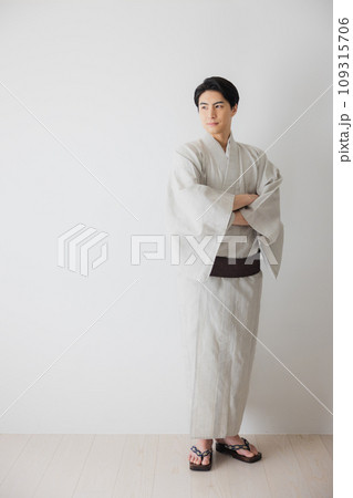 着物を着た男性 109315706