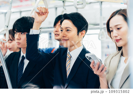 通勤電車のミドルのビジネスマン　撮影協力「京王電鉄株式会社」 109315802
