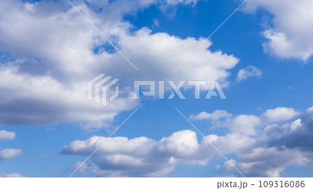 青空に流れるたくさんの白い雲 青空に流れるたくさんの白い雲 109316086