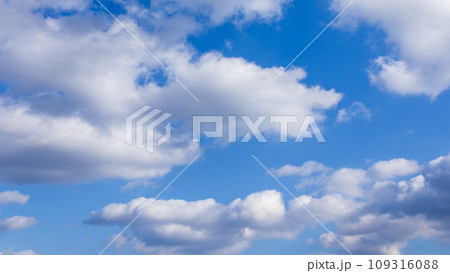青空に流れるたくさんの白い雲 青空に流れるたくさんの白い雲 109316088