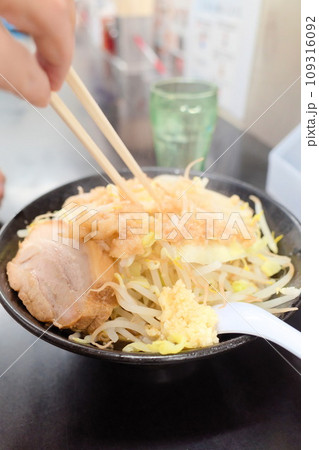 二郎系ラーメンを箸で食べている様子 109316092
