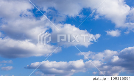 青空に流れるたくさんの白い雲 青空に流れるたくさんの白い雲 109316094