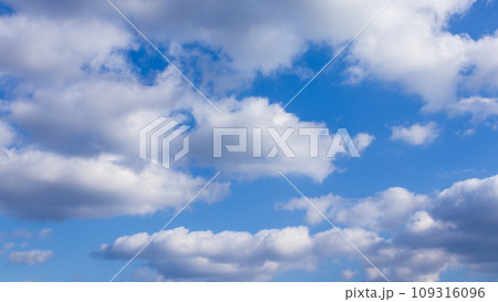 青空に流れるたくさんの白い雲 青空に流れるたくさんの白い雲 109316096
