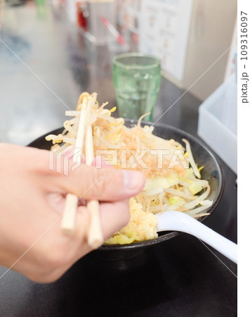 二郎系ラーメンを箸で食べている様子 二郎系ラーメンを箸で食べている様子 109316097