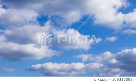 青空に流れるたくさんの白い雲 青空に流れるたくさんの白い雲 109316098