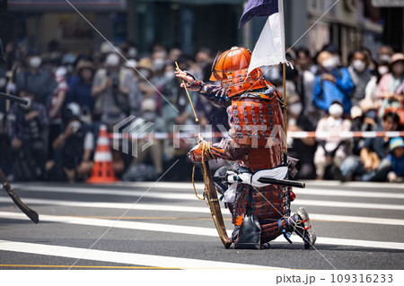 仙台青葉まつり　伊達古式火縄銃演武式　前装式朔杖での火薬の装填 109316233