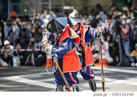 仙台青葉まつり　伊達古式火縄銃演武式　前装式火縄銃火薬の投入 109316240