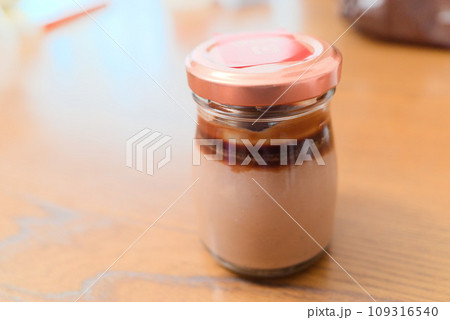 おしゃれカフェの二層のチョコレートプリン 109316540