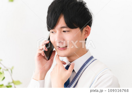学生服を着ている若い男性 学生イメージ 学生服を着ている若い男性 学生イメージ 109316768