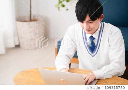 学生服を着ている若い男性 学生イメージ 学生服を着ている若い男性 学生イメージ 109316780
