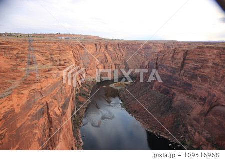 アメリカ絶景スポット 水と風が作り出す造形美 アンテロープキャニオン ホースシューベント アメリカ絶景スポット 水と風が作り出す造形美 アンテロープキャニオン ホースシューベント 109316968