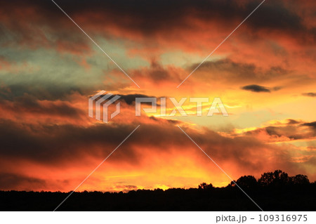 アメリカ絶景スポット　水と風が作り出す造形美　アンテロープキャニオン ホースシューベント 109316975