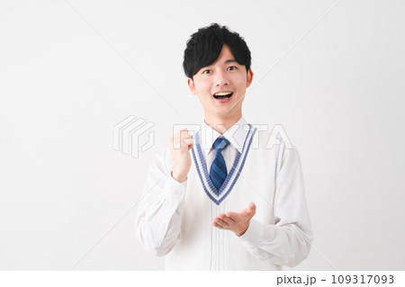 学生服を着ている若い男性　学生イメージ	 109317093