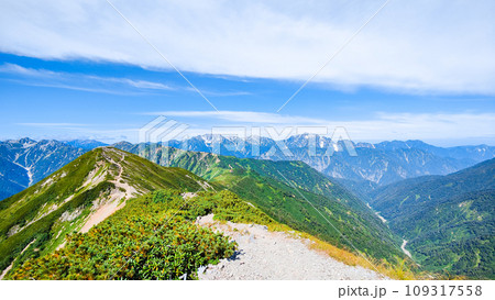 夏の爺ヶ岳登山（爺ヶ岳中峰から剱岳・立山方面の眺め） 109317558