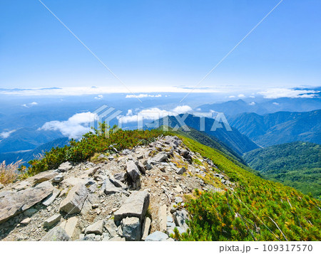 夏の爺ヶ岳登山(爺ヶ岳中峰から大町市街地方面の眺め) 夏の爺ヶ岳登山(爺ヶ岳中峰から大町市街地方面の眺め) 109317570