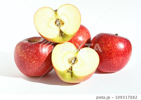 小雪が舞っているような果点のあるりんご、千雪 109317882