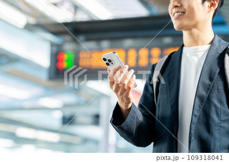 駅でスマホを持つミドルの男性 撮影協力「京王電鉄株式会社」 駅でスマホを持つミドルの男性 撮影協力「京王電鉄株式会社」 109318041