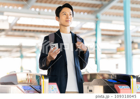 自動改札機のビジネスマン 撮影協力「京王電鉄株式会社」 自動改札機のビジネスマン 撮影協力「京王電鉄株式会社」 109318045