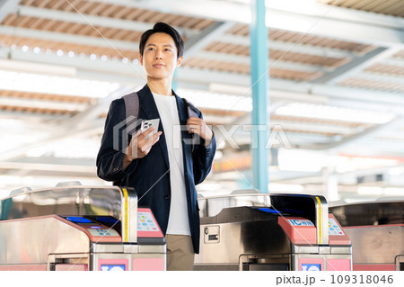 自動改札機のビジネスマン 撮影協力「京王電鉄株式会社」 自動改札機のビジネスマン 撮影協力「京王電鉄株式会社」 109318046